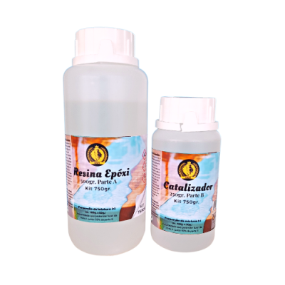 Frascos plásticos translúcidos com rótulos de resina epóxi e catalizador em fundo branco.