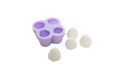Molde lilás de silicone com quatro cavidades em forma de morango e quatro peças brancas similares ao lado