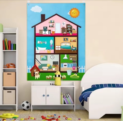 Painel decorativo infantil com ilustração de casa colorida numa parede de quarto com móveis e brinquedos