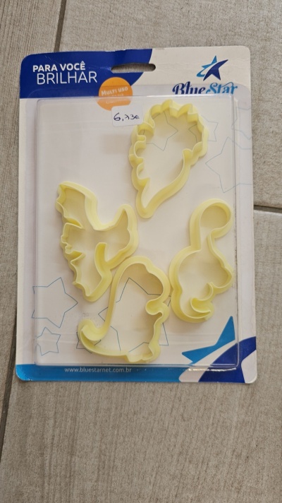 Conjunto de cortadores de bolachas amarelos em embalagem azul e branca Blue Star