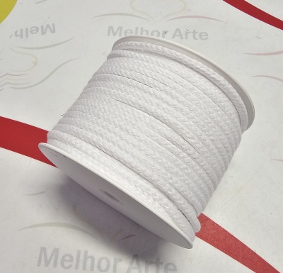 Rolo de cordão branco trançado sobre carretel branco.