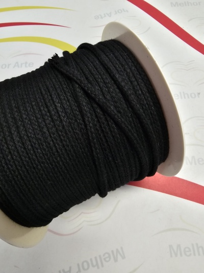 Rolo de cordão preto em carretel branco