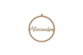 Ornamento circular em madeira com nome Alexandre recortado