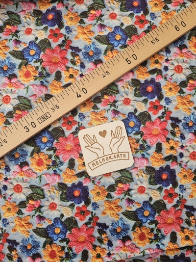 Tecido floral bordado colorido com régua de madeira e etiqueta MELHORARTE