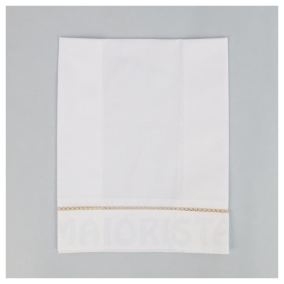 Toalha de banho branca com faixa decorativa bege e texto parcialmente visível.