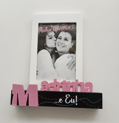 Moldura branca com foto a preto e branco e base decorativa com texto 'Madrinha ...e Eu!'