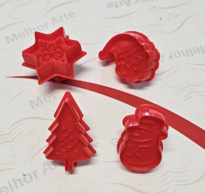 Cortadores de biscoitos vermelhos com temas de Natal
