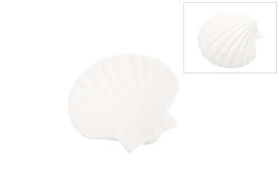 Prato decorativo branco em forma de concha com textura estriada