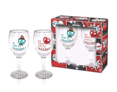 Conjunto de dois copos de vidro decorados com textos e corações em caixa colorida