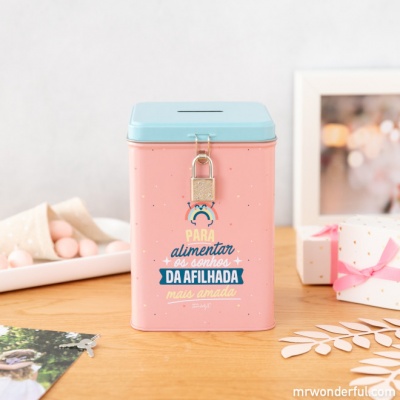 Caixa metálica rosa com tampa azul e cadeado, texto em português decorativo