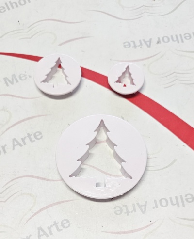 Três cortadores brancos redondos com recorte em forma de árvore de Natal
