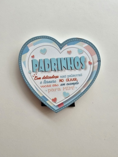 Caixa em forma de coração com texto dedicado a padrinhos e decoração com corações coloridos