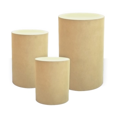 Três velas cilíndricas bege claro e creme sobre fundo branco