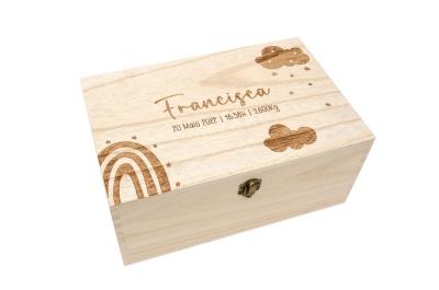 Caixa de madeira clara com nome Francisca e decoração gravada na tampa
