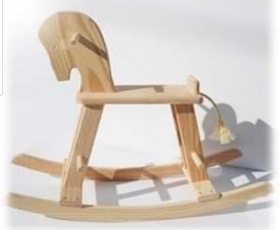 Cavalo de balanço infantil de madeira clara com cauda de corda amarela