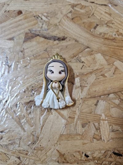 Figura pequena de Santa em resina com manto castanho e coroa dourada