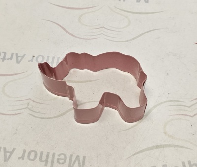 Forma de corte rosas metálica sobre superfície clara com texto