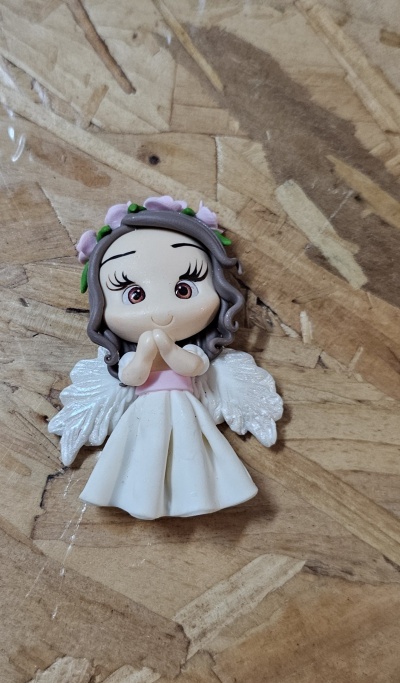 Miniatura de anjo em polimérico com vestido branco e asas brilhantes