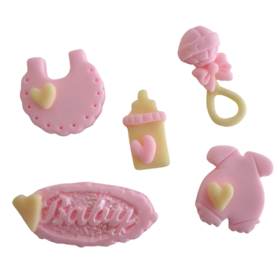 Decorações de açúcar para bolo em forma de babete, chupeta, biberão, body e placa com nome Kailly, rosa e amarelo.