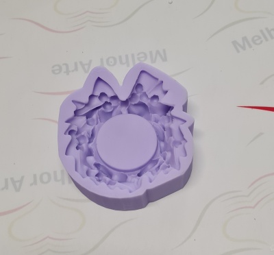 Molde de silicone lilás com padrão de folhas e círculo central