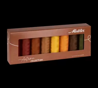 Caixa com rolos de fios coloridos da coleção Autumn Collection da Mettler