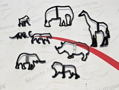 Formas de arame de animais em fundo branco com risca vermelha.