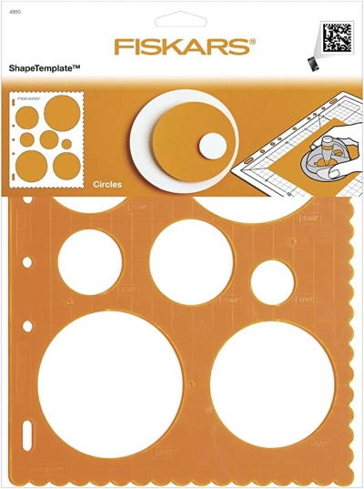 Molde ShapeTemplate Fiskars para círculos em plástico laranja com várias formas e embalagem
