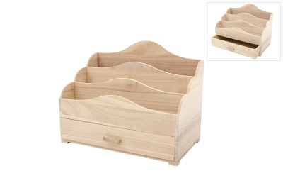 Organizador de secretária em madeira clara com três divisórias e gaveta