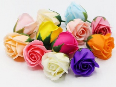Conjunto de rosas artificiais coloridas com folhas verdes