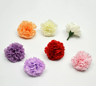 Seis flores artificiais coloridas em fundo branco