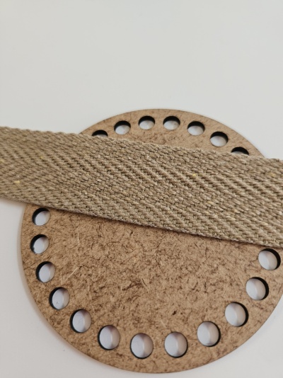 Fita têxtil bege com padrão diagonal sobre placa redonda de cortiça