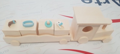 Carrinho de madeira clara com acessórios azul claro e branco