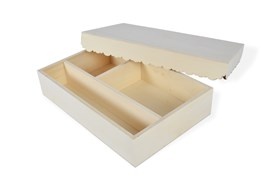 Caixa organizadora de madeira branca com tampa e três compartimentos internos.