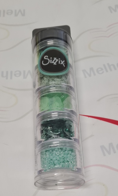 Embalagens empilhadas com missangas Sizzix em tons de verde e azul