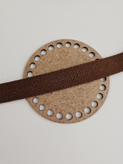 Disco de cortiça com orifícios e fita castanha