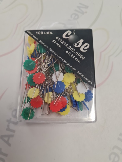 Caixa transparente de agulhas de alfinete coloridas com etiqueta preta da marca Cose