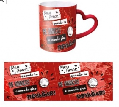Caneca vermelha com mensagem romântica e pega em forma de coração
