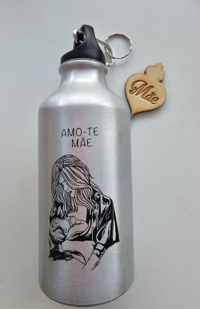Garrafa de alumínio prateada com ilustração de mãe a segurar bebé e texto AMO-TE MÃE, com pendente de madeira Mãe