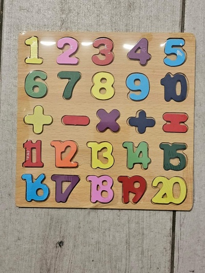 Tabuleiro de madeira com números coloridos e sinais matemáticos para crianças