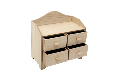 Miniatura de móvel em madeira clara com quatro gavetas pequenas