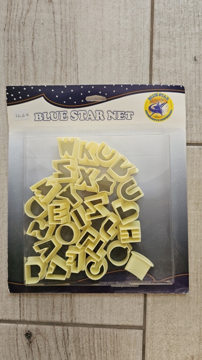 Conjunto de cortadores de letras amarelos em embalagem 'BLUE STAR NET'