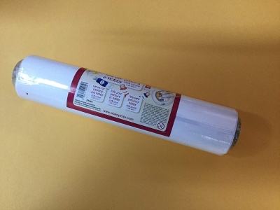 Rolo branco de papel com etiqueta central e extremidades cobertas, sobre fundo amarelo.