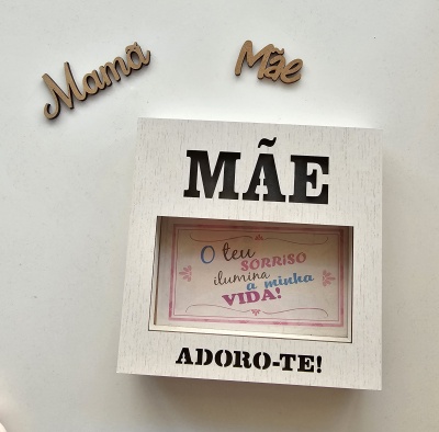Caixa decorativa branca para Mãe com mensagem colorida e palavras em madeira