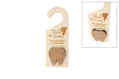 pendurador de madeira claro com texto e dente castanho afixado