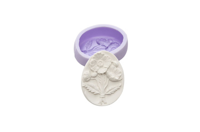 Molde de silicone roxo com padrão de flores e peça moldada branca em relevo
