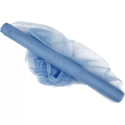 Rolo de tecido em rede azul claro desenrolado