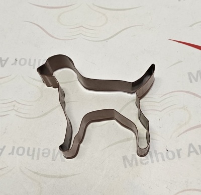 Cortador de bolachas em metal castanho com forma de cão