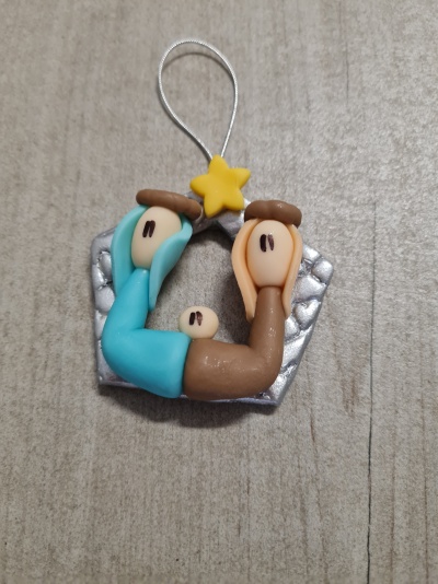 Figura decorativa colorida de anjo e humanos com estrela amarela para pendurar