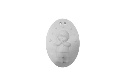 Ornamento oval branco com relevo de criança a tocar apito e estrelas.