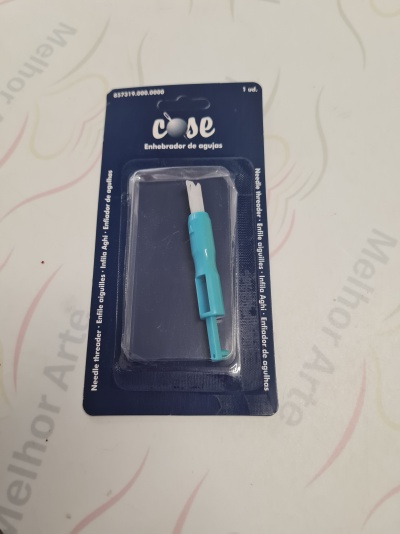Enhebrador de agulhas azul claro e branco em embalagem de plástico